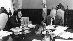Xos Luis Barreiro Rivas y Xerardo Fernndez Albor, en la sede de la Xunta en el pazo de Raxoi durante la firma de la convocatoria de elecciones autonmicas en septiembre de 1985.