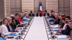 Reunin en el Elseo entre Macron y Barnier.