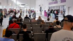 Pasajeros en la estacin provisional de A Corua