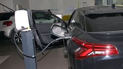 Un coche elctrico, en plena carga