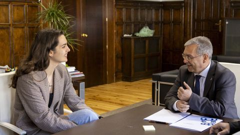 La jugadora de baloncesto Paula Ginzo fue recibida por el presidente de la Diputación, Luis Menor