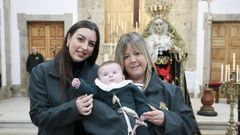 Lola Fernndez y Lola Castro Casares, con la pequea Claudia en la iglesia de Dolores. 